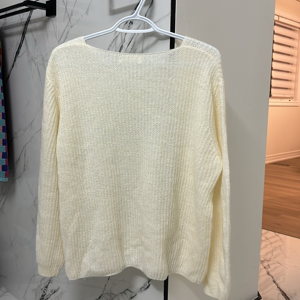 Sweater size medium - Picture 2 of 5